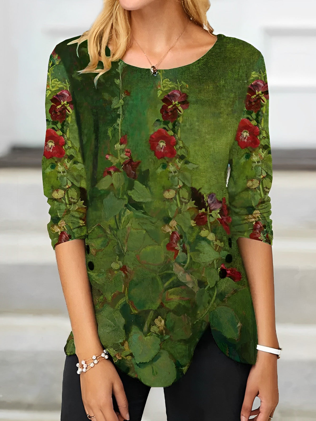 T-shirt fendu boutonné imprimé roses trémières