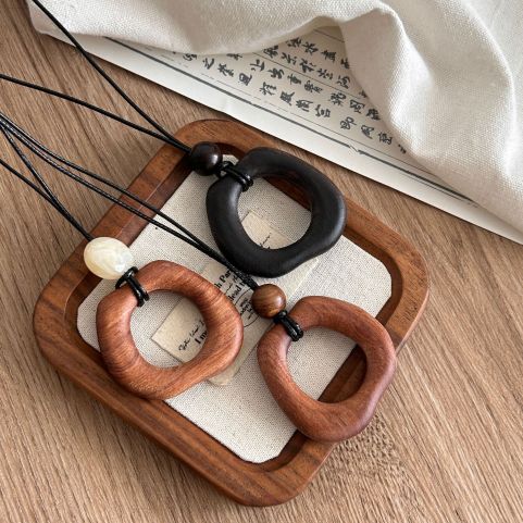 Collier sautoir pendentif géométrique en bois femme – Sophie
