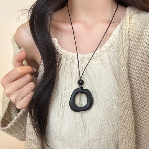 Le Collier Sophie — Sautoir Pendentif Géométrique en Bois