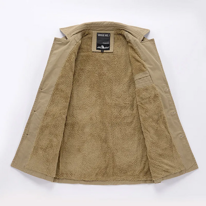 Trench-coat long ceinturé isolé homme